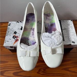 Laundry by Design White Flats with Bow Detail